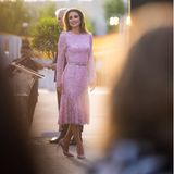 Ein neuer Tag, ein neuer hinreißender Look von Königin Rania. Auch bei der Abschlusszeremonie der International Academy in Amman bleibt Rania ihrem sommerlichen Stylemotto treu. Denn das lautet: Pastell! Immer wieder zeigt sich die jordanische Königin in femininem Rosa oder süßem Babyblau. Auch bei ihrem Spitzenkleid von Dolce & Gabbana entscheidet sie sich für den zarten Farbton.