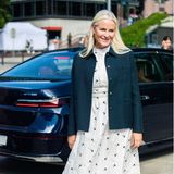 Was für ein stimmiger Look: Bei der Eröffnung des Dissimilis-Festivals trägt Prinzessin Mette-Marit ein weiß-blau besticktes Kleid von Erdem, zu einer Wolljacke von Dior. Gestreifte Pumps von Malone Souliers komplettieren das Ensemble. 