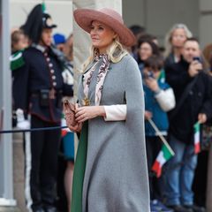 Im klassischen Look zeigt sich Prinzessin Mette-Marit bei der Willkommenszeremonie im Rahmen des Staatsbesuches des italienischen Präsidenten. Der sommerliche Strohhut und der Cape-Mantel bilden dabei einen schönen Stilbruch. 