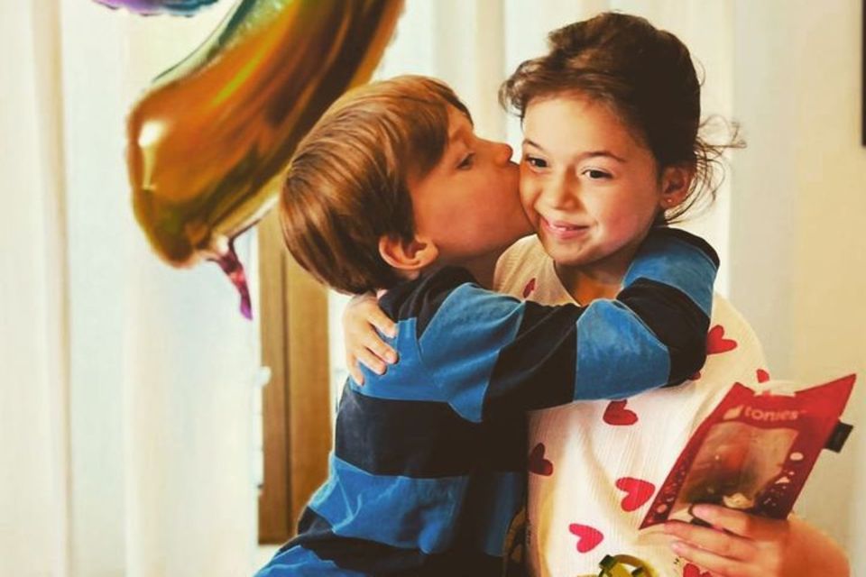 Prinz Félix und Ehefrau Claire gratulieren ihrer kleinen Prinzessin ebenfalls auf Instagram. Von Bruder Liam gibt es einen großen Kuss für das Geburtstagskind Amalia. 