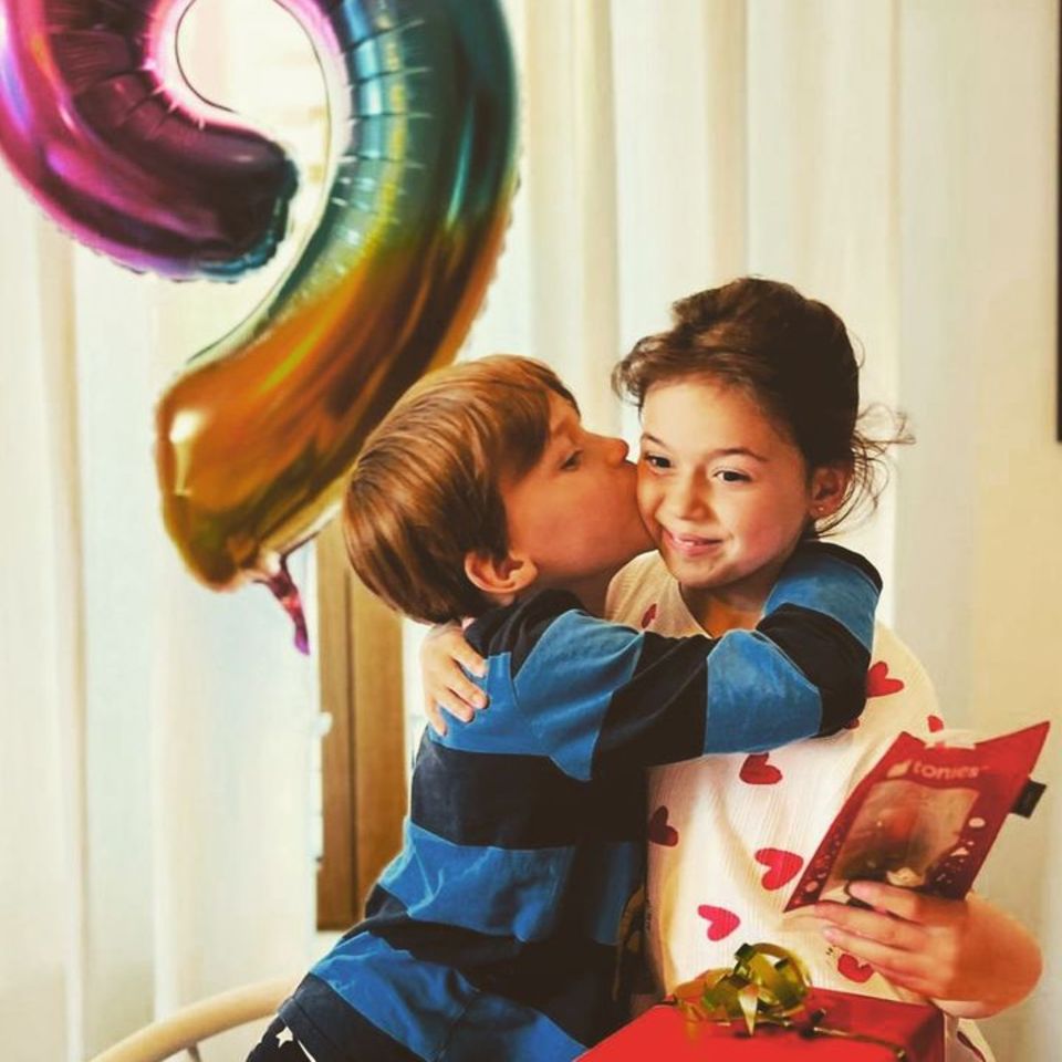 Prinz Félix und Ehefrau Claire gratulieren ihrer kleinen Prinzessin ebenfalls auf Instagram. Von Bruder Liam gibt es einen großen Kuss für das Geburtstagskind Amalia. 