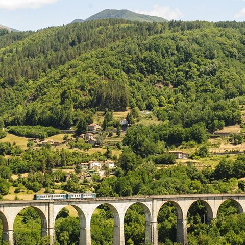 Die italienische Landschaft lässt sich auch per Zug entdecken.