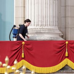 Letzte Vorbereitungen werden getroffen: Eine Mitarbeiterin des Buckingham Palastes sorgt am Morgen für einen sauberen Balkon. Hier wird später die Königsfamilie stehen. 