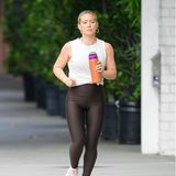 Hilary Duff hält es beim Joggen in Los Angeles stylisch. Während es sich bei der braunen Leggings und dem weißen Top um einen konventionellen Sport-Look handelt, bringt sie noch etwas Glamour mit ins Spiel: Mit goldenem Ohrschmuck, Ketten und Ringen bringt sie nichts ins Schwitzen.