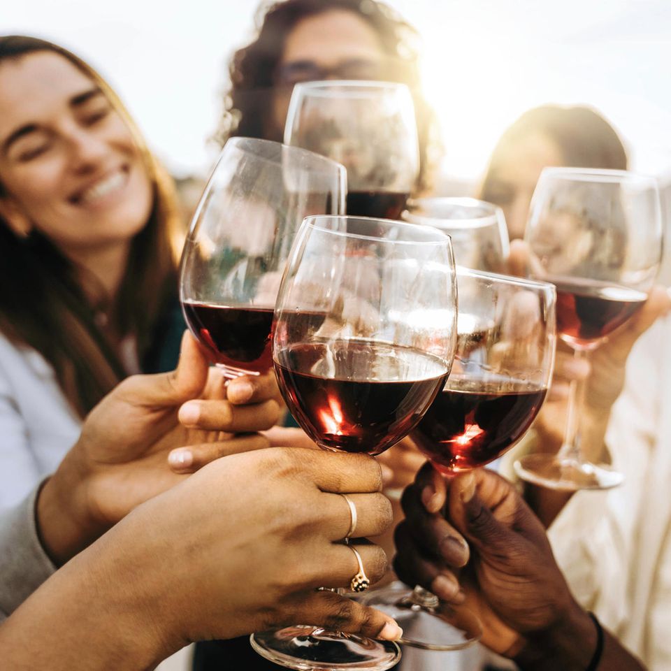Freunde stoßen mit Rotwein an: Darum kann Alkohol in geringen Mengen das Herz schützen