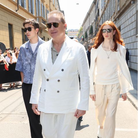 Für seinen Besuch der Fashion-Show von Giorgio Armani anlässlich der Men's Fashion Week in Mailand hat sich Oscarpreisträger Brendan Fraser Verstärkung mitgebracht. Seine Söhne Holden (l.) und Leland sind dabei mindestens genauso sommerlich lässig gekleidet wie der Vater im weißen Zweireiher.