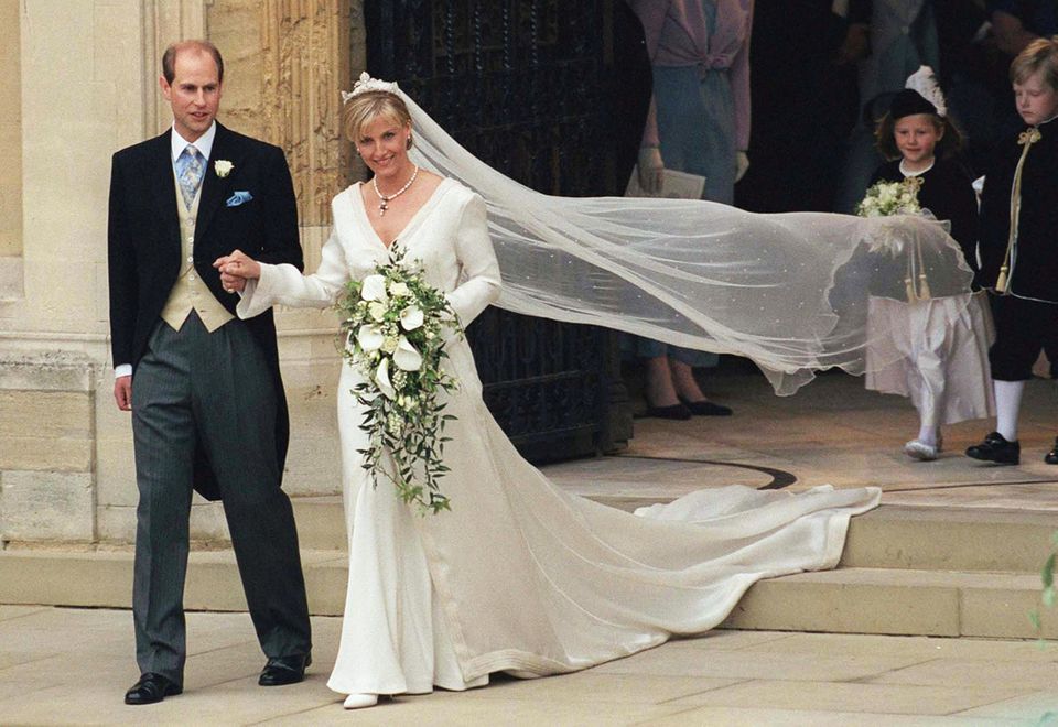 19. Juni 1999 Endlich ist auch der jüngste Spross von Queen Elizabeth II. (†) unter der Haube! Am 19. Juni 1999 geben sich Prinz Edward und Sophie Rhys-Jones in der St-Georgs-Kapelle auf Schloss Windsor das Jawort. Das Kleid der Braut wurde von der Designerin Samantha Shaw entworfen und bestach durch seine langen Ärmel und aufwendige Perlen-Stickereien. Die Anthemion Tiara, ein Geschenk ihrer royalen Schwiegermutter, rundet den eleganten Braut-Look ab. 