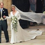 19. Juni 1999 Endlich ist auch der jüngste Spross von Queen Elizabeth II. (†) unter der Haube! Am 19. Juni 1999 geben sich Prinz Edward und Sophie Rhys-Jones in der St-Georgs-Kapelle auf Schloss Windsor das Jawort. Das Kleid der Braut wurde von der Designerin Samantha Shaw entworfen und bestach durch seine langen Ärmel und aufwendige Perlen-Stickereien. Die Anthemion Tiara, ein Geschenk ihrer royalen Schwiegermutter, rundet den eleganten Braut-Look ab. 