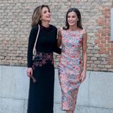 Königin Rania von Jordanien und Königin Letizia von Spanien sind beim Besuch der Schul- und Beschäftigungswerkstätten der National Heritage Institution auf einer Wellenlänge. Modisch sieht das jedoch etwas anders aus. Während die Jordanierin in schwarzer Dior-Robe mit Schmetterlingsdetails auf schlichte Elganz setzt, holt Letizia im Etuikleid von Diego Estrada die komplette Blumenwiese hervor. Bei der Pumps-Wahl sind sich die beiden royalen Damen dann doch einig: Bordeaux-Töne müssen es sein! 