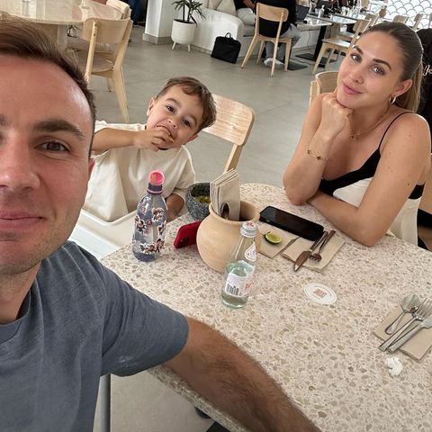 Kicker-Kids: Mario Götze mit Sohn Rome und Frau Ann-Kathrin