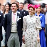 Prinzessin Beatrice lässt es für sich selbst am ersten Tag von Ascot Rosen regnen. Im beigefarbenen Kleid von Beulah London, das übersäht ist mit kleinen Rosenprints, setzt sie sich romantisch in Szene. Ein Haarreif von der Hutmacherin Juliette Botteril macht den Sommerlook perfekt. 