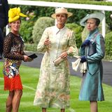 Wie die Mutter, so die Tochter: Prinzessin Anne und Zara Tindall lieben gleichermaßen das Pferderennen, kein Wunder, dass beide in Ascot anzutreffen sind. Prinzessin Anne setzt dabei auf einen eleganten Metallic-Look. 