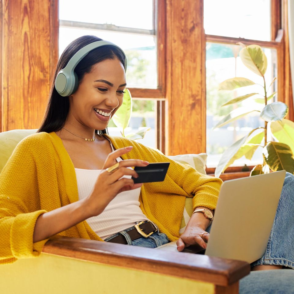 Amazon Prime Day 2023: Glückliche Frau mit Laptop beim Online-Shopping