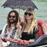 Von den Paparazzi werden Heidi Klum und Tom Kaulitz in Venedig ebenfalls gesichtet. Wie es sich für gute Touristen der schwimmenden Stadt gehört, lässt sich das Paar eine romantische Gondelfahrt durch die Kanäle Venedigs nicht entgehen. Mit Bierchen und Sonnenschirm ist Heidi dafür perfekt ausgestattet. 