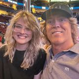 Auf seinem Instagram-Account teilt Papa Larry nun ein Selfie mit seiner Tochter Dannielynn beim "Duran Duran"-Konzert! Die mittlerweile 16-Jährige ist kaum wiederzuerkennen. Ihr Haar trägt sie in leichten Wellen und seitlichem Pony. Auf Make-up verzichtet sie gänzlich, stattdessen setzt sie auf moderne Brille mit großen Gläsern und transparentem Rahmen. Süß!