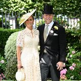 Ascot scheint ihr neues Zuhause zu sein: Zara und Mike Tindall zeigen sich auch am dritten Tag des Pferderennens in dezent aufeinander abgestimmten Wow-Looks. Das Kleid von Zaras Kleid greift Mike mit der Ansteckblume auf und auch seine Krawatte und Weste passen zu dem frischen Look seiner Frau. 