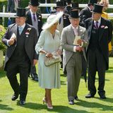 Natürlich dürfen Königin Camilla und König Charles am dritten Tag des Pferderennens Royal Ascot nicht fehlen. Während der Monarch auf Grau aufwartet, setzt Camilla in Mint einen zarten Farbakzent. Das Kleid ist von Anna Valentine und der Hut von Philip Treacy. Süßes Detail: Die Diamant-Brosche hat zuvor ihrer verstorbenen Schwiegermutter gehört. 