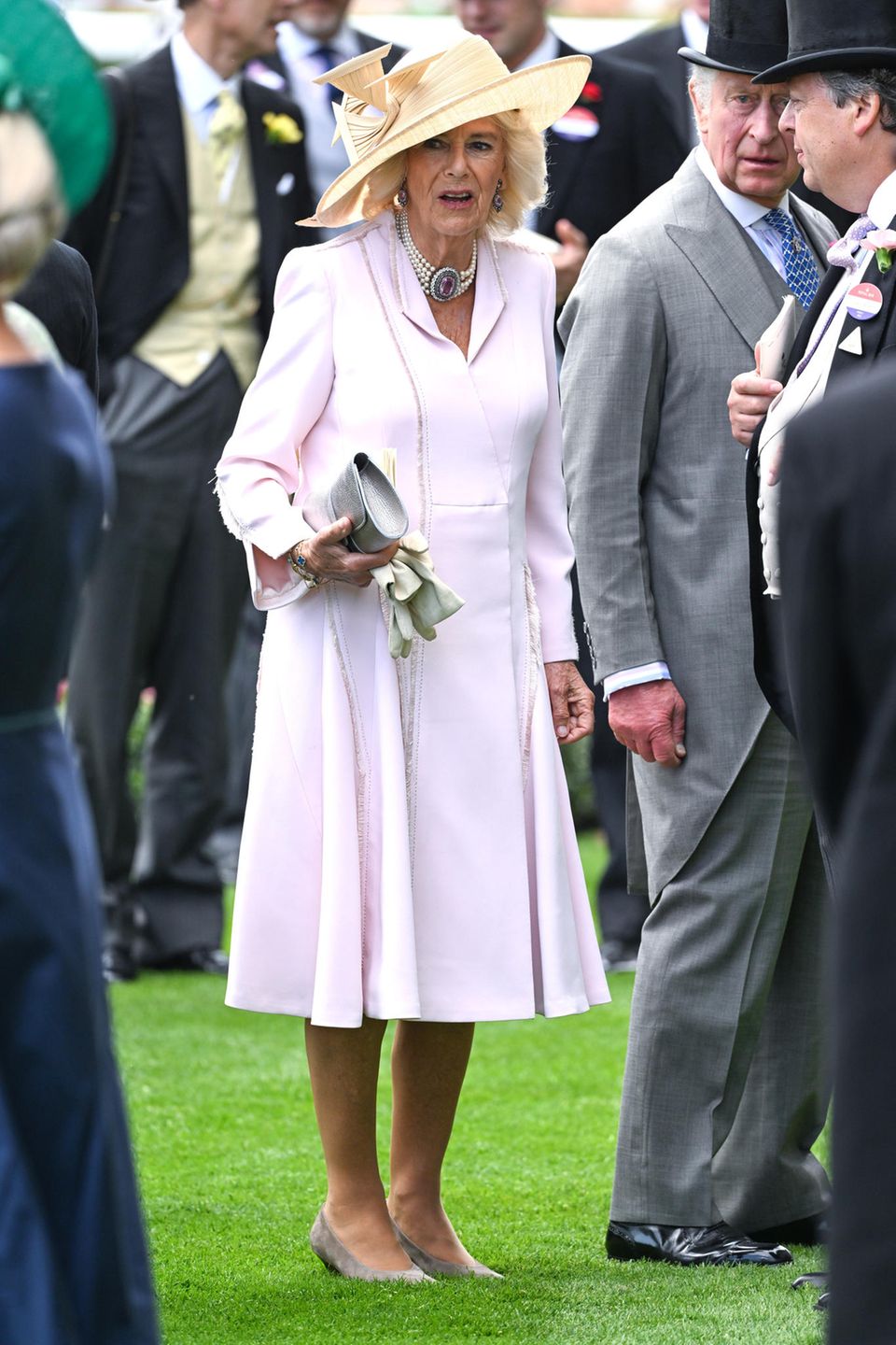 Königin Camilla: Königin Camilla setzt am zweiten Tag in Ascot auf ihrer Hochzeitsgast-Look von Harrys und Meghans Trauung. Königin Camilla setzt am zweiten Tag in Ascot auf ihrer Hochzeitsgast-Look von Harrys und Meghans Trauung.