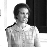 Das gleiche Kleid trug die einzige Tochter von Queen Elizabeth (†) nämlich schon vor 45 Jahren beim Besuch des damaligen Präsidenten von Botswana Seretse Khama und der First Lady (2.v.r.). Und wie man sieht, passt es Prinzessin Anne nicht nur immer noch hervorragend, es steht ihr auch immer noch.