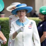 Prinzessin Anne ist wirklich Recycling-Royal Nr. 1! Das hellblaue Kleid, das sie am zweiten Tage des diesjährigen Pferderennens in Ascot trug, hat sie aus den tiefsten Tiefen ihres beeindruckenden Kleiderschranks geholt. 