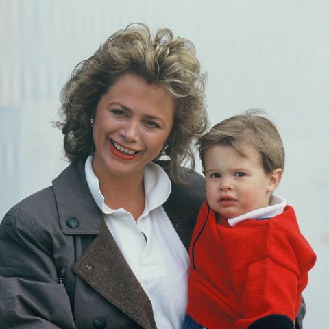 Marijke Amado posiert mit Sohn Kai im Oktober 1987.