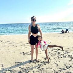 Sophia Vegas: mit Tochter am Strand