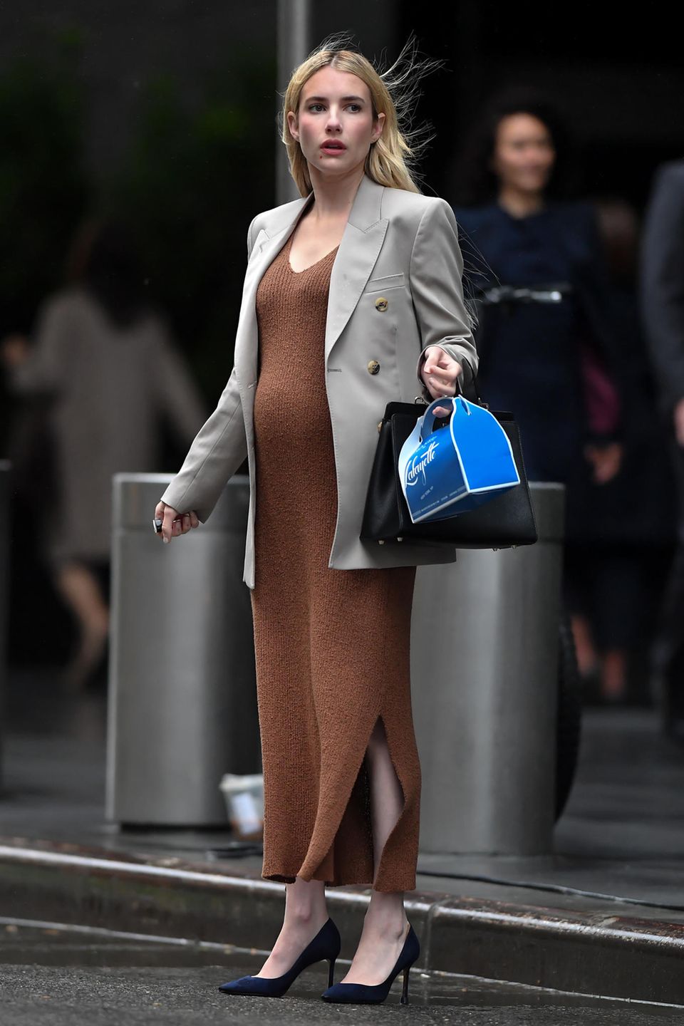 Huch, erwartet Emma Roberts etwa wieder Nachwuchs? Auf den Straßen New Yorks wurde die Schauspielerin mit Babybauch gesichtet. Bei den Schnappschüssen handelt es sich jedoch um Aufnahmen vom Set zu den Dreharbeiten von "American Horror Story", für die sie einen künstlichen Babybauch trägt.