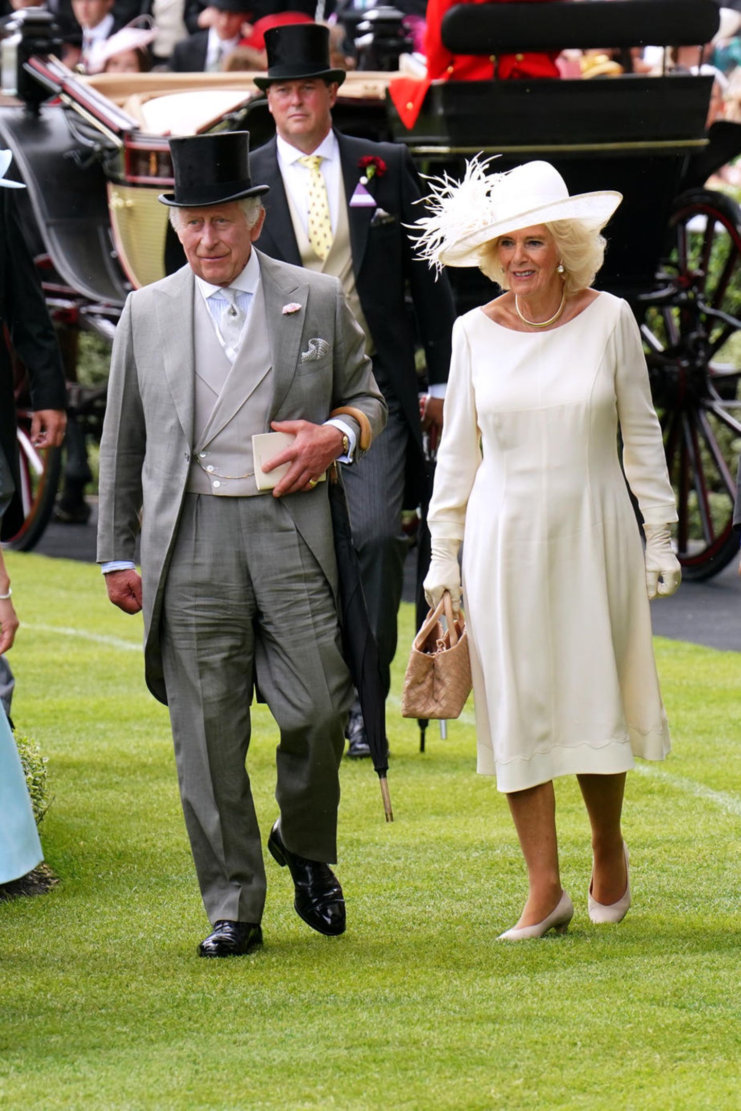Huch, diese Looks kennen wir doch, oder? Fast! Auch den fünften Tag des Royal Ascot lassen sich König Charles und Königin Camilla nicht entgehen und sorgen mit ihren Looks für Verwirrung. Denn die Beiden scheinen fast identische Outfits zum Vortag zu tragen. Während Charles auf den gleichen Anzug setzt und nur Krawatte und Einstecktuch austauscht, scheint auch Camilla nur wenig Lust auf Veränderung zu haben und erscheint wie am Tag zuvor ganz in Weiß.