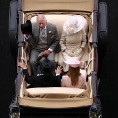 König Charles und Königin Camilla kommen am Samstag mit der Kutsche zum letzten Tag von Royal Ascot 2023.