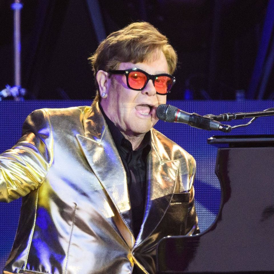 Im Goldjacket: Elton John verabschiedet sich von seinen englischen Fans.