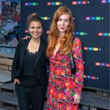 Lässigkeit in Schwarz meets sommerlicher Blumen-Style: Katharina Wackernagel feiert mit Pheline Roggan bei der Filmfest-Party von RTL+.