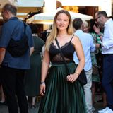 Sonja Gerhardt feiert bei Constantin Film Empfang im Café Ristorante Roma in einem stylischen Look mit schwarzem Spitzen-Top und waldgrünem Faltenrock.