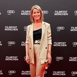 Valerie Niehaus glänzt bei der Eröffnung des Filmfest München in einem blassgoldenen Anzug-Look.