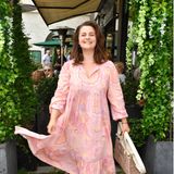 Schwungvoll feiert Ronja Forcher im rosafarbenen Sommerkleid.