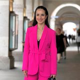 Beim ZDF Get Together im Rahmen des 40. Filmfest München ist Stephanie Stumpf in ihrem knallig pinkfarbenen Anzug mit weiter Hose und lässig geschnürtem Blazer der stylischste Hingucker der Party.