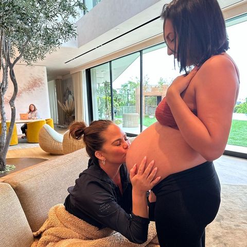 Chrissy Teigen und Leihmutter Alexandra