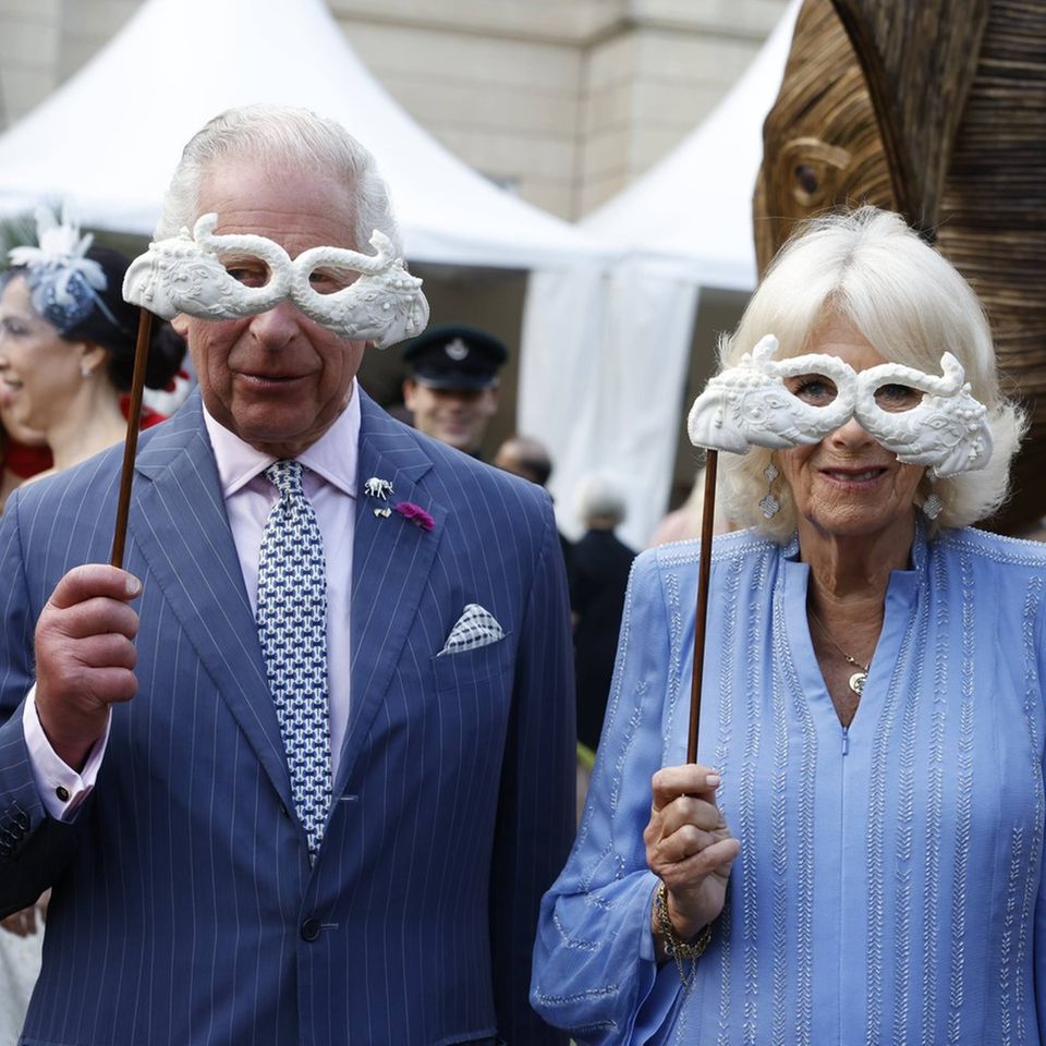 König Charles und Königin Camilla glänzen mit Tiermaske.