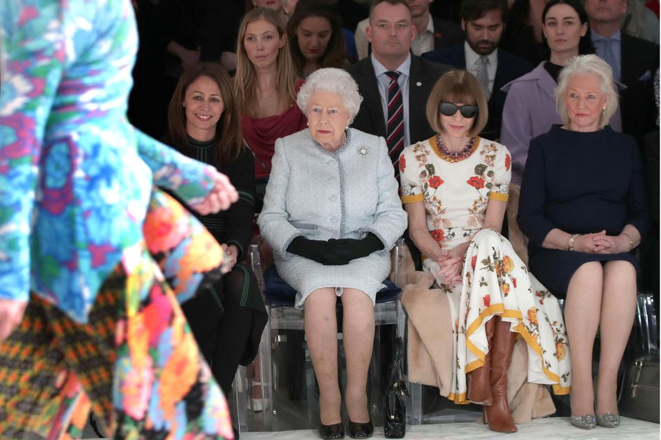 Angela Kelly's war is taking place on the Queen's page, as well as in Richard Quinn's fashion in January 2018, where the stylist is on the Anna Wintour square. 