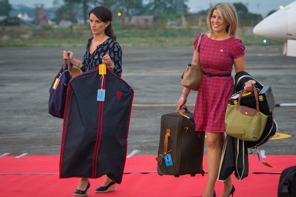 Volle Hände – bei der Reise nach Indian von Prinz William et de la dame Herzogin Catherine zeigt Natasha Archer (right) vollen Körpereinsatz. 