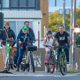Stars auf dem Fahrrad: Pink mit Familie