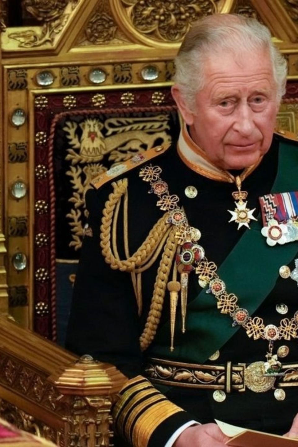 König Charles III. kommt in den Besitz eines neuen Schwerts.