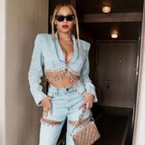 Auch Sängerin Beyoncé trägt ein Outfit von Area und postet das Foto auf ihrem Instagram-Account. Anders als Sylvie kombiniert sie Hose und Jeansbluse miteinander. Allein die Hose kostet rund 730 Euro, die Jacke sogar 1100 Euro. Mit diesem besonderen Look kündigt sie das letzte Konzert ihrer Renessaince-Welt-Tour an.