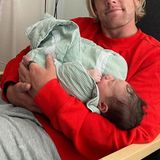 30. Juni 2023 Der schwedische Fußballprofi und RB-Leipzig-Mitelfeldspieler Emil Forsberg sieht zwar ein wenig müde aus, aber auch überglücklich, seine neugeborene Tochter Siena im Arm Arm halten zu können. Es ist das zweite Kind für ihn und seine Frau Shanga, die vierjährige Florence ist jetzt eine große Schwester. 