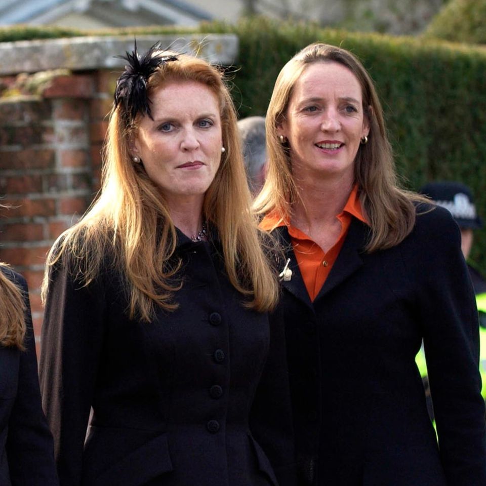 Prinz Andrew, Prinzessin Beatrice sowie Sarah und Jane Ferguson bei der Beerdigung ihres Vaters Ronald Ferguson am 24 März 2003 in England.
