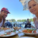 "Beverly Hills, 90210"-Star Jennie Garth ist mit ihrem Mann Dave Abrams zu Besuch in Berlin, und dort gönnen sich die beiden Reisenden bei schönstem Wetter Pasta und Pizza mit Ausblick. Guten Appetit!