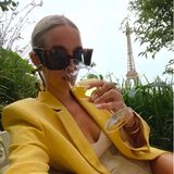 Was könnte es Schöneres geben als mit Blick auf den Eiffelturm einen kühlen Weißwein zu genießen? Für Leonie Hanne kaum etwas. Santé!