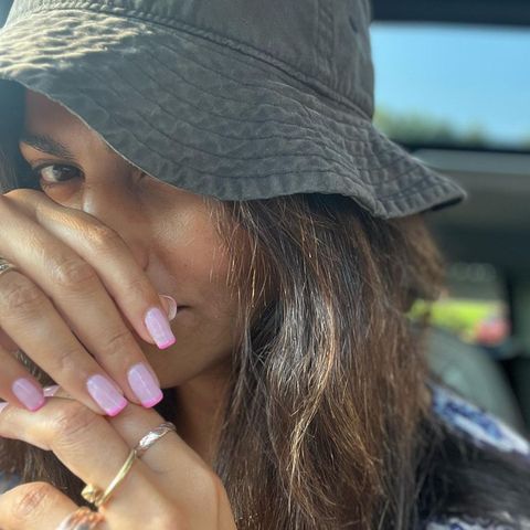 French pink nails: Camila McConaughey hat sich bei der Auswahl ihres Nagellacks auf die Meinung ihrer 13-Jährigen Tochter Vida verlassen. 