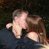 Für die Fotograf:innen vor Ort gab es dann auch noch mehrere innige Küsse. Sven Martinek und seine Bianca scheinen auch nach fünf Beziehungsjahren verliebt wie am ersten Tag zu sein.