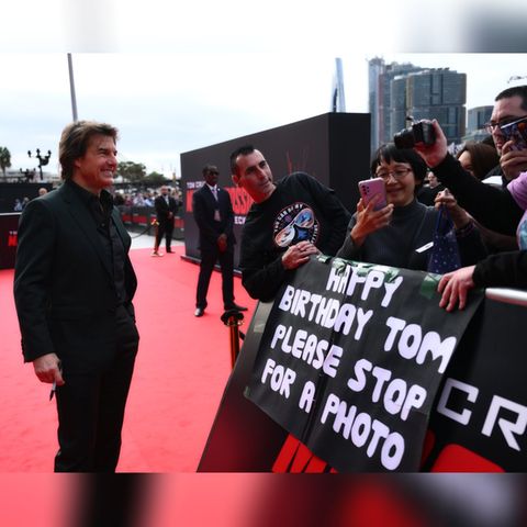 Fans beglückwünschen Tom Cruise zu seinem 61. Geburtstag auf dem roten Teppich bei der Premiere des neuen "Mission Impossible"