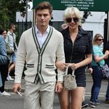 Gut eine Woche nach ihren Baby-News besuchen Pixie Lott und ihr Ehemann den ersten Tag der Wimbledon Championship. Für diesen Anlass setzt die britische Sängerin auf einen marineblauen Tweed-Playsuit, der Beine statt Bauch in den Fokus rückt. Oliver Cheshire wählt hingegen ein Ensemble aus beiger Stoffhose und passendem Cardigan. 